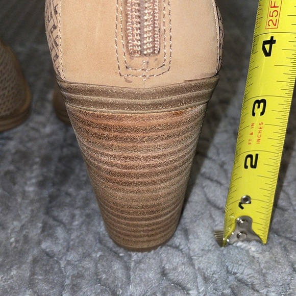 Vince Camuto Gibbela laser cut leather booties, sz 10. Basket weave design. - Picture 4 of 13